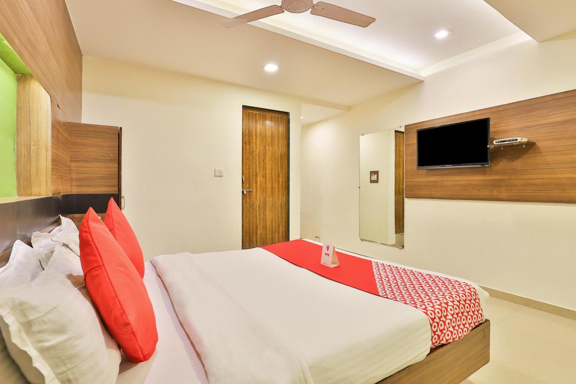 Super Hotel O Apollo Ahmedabad Exterior photo