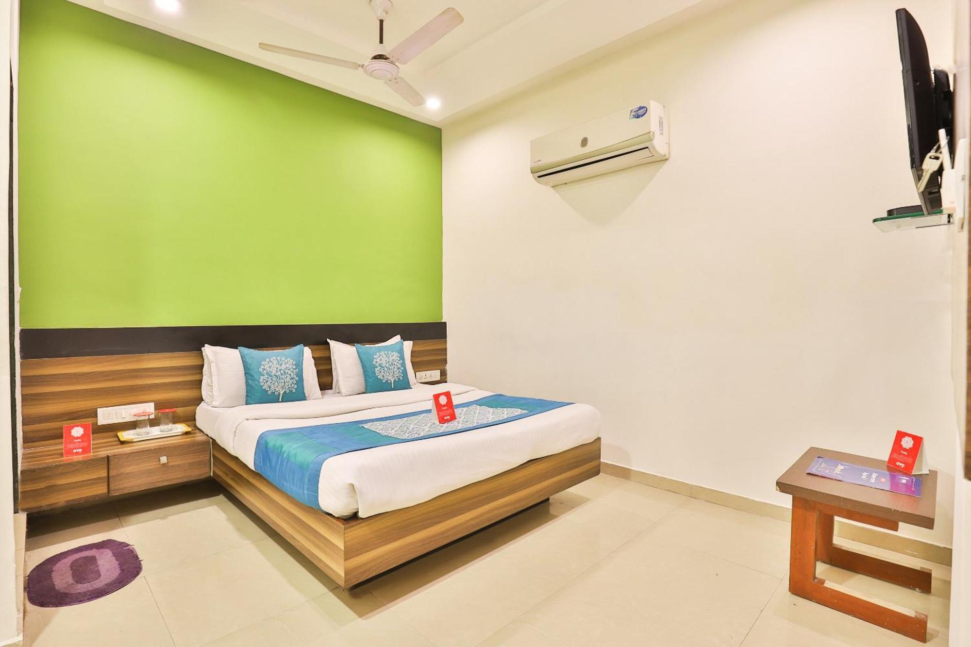 Super Hotel O Apollo Ahmedabad Exterior photo