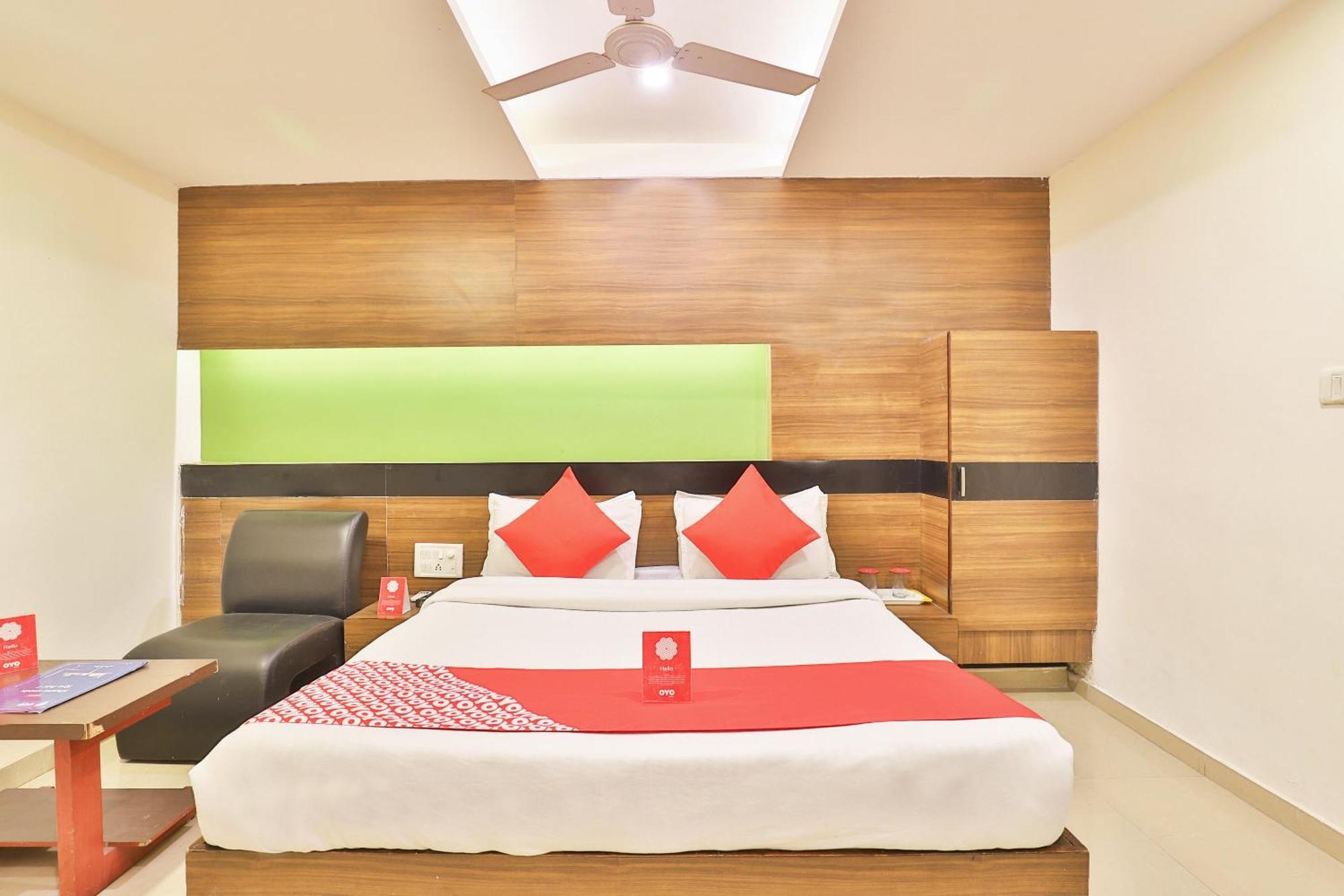 Super Hotel O Apollo Ahmedabad Exterior photo