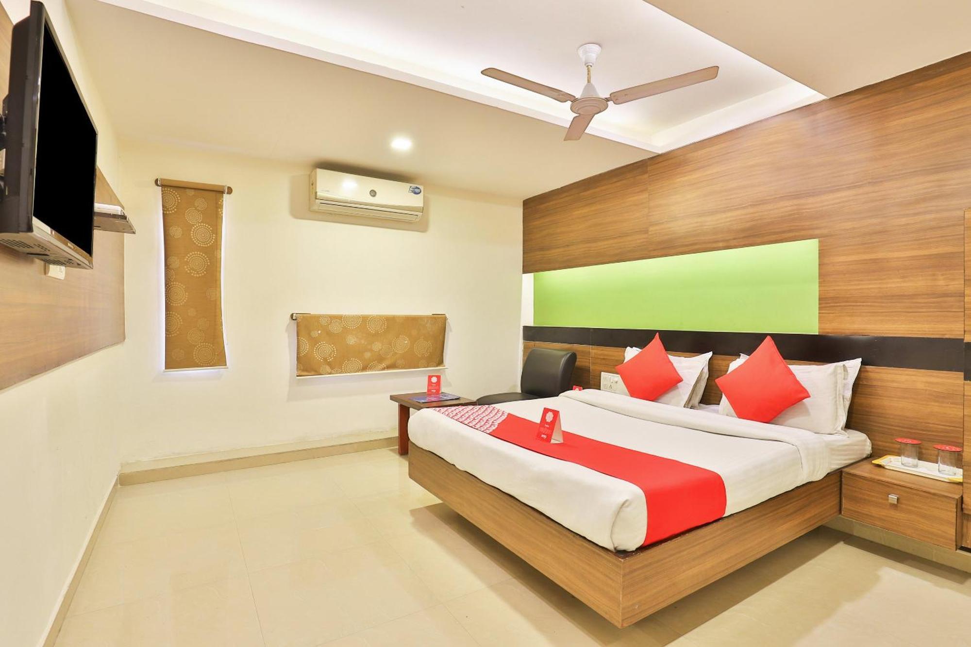 Super Hotel O Apollo Ahmedabad Exterior photo