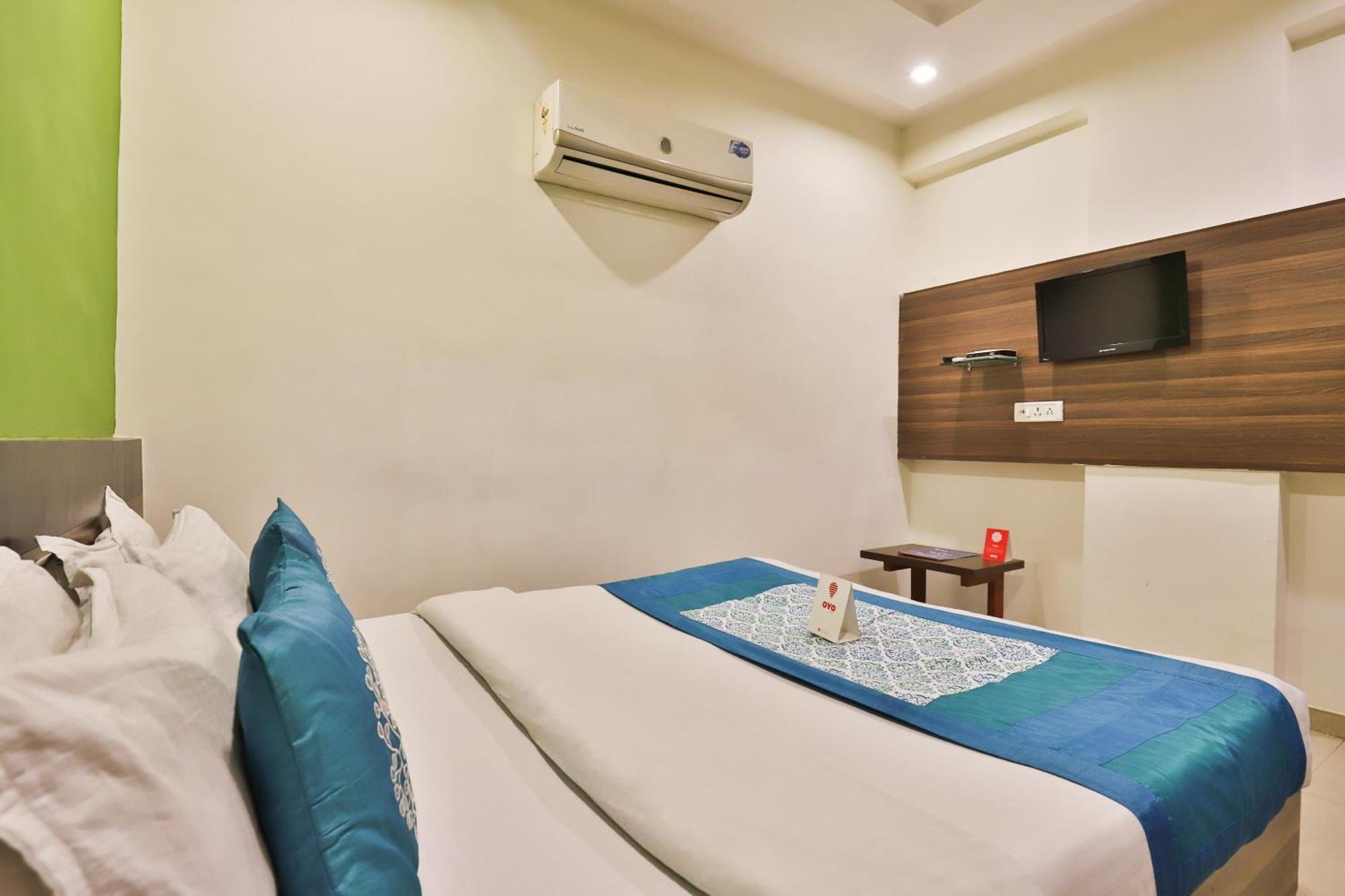 Super Hotel O Apollo Ahmedabad Exterior photo